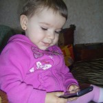 Полина играет с телефоном